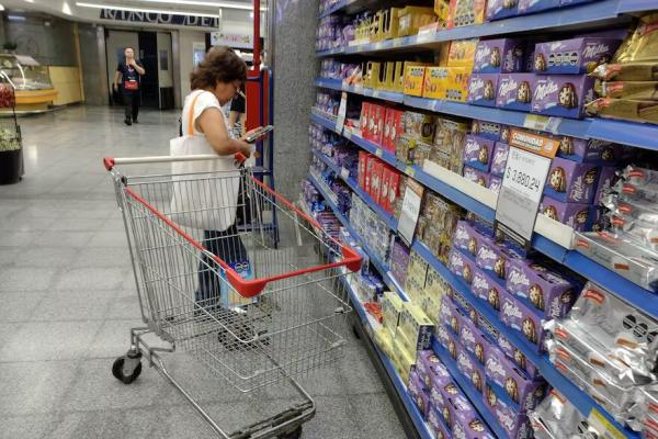 Las ventas en supermercados y mayoristas se desplomaron en enero