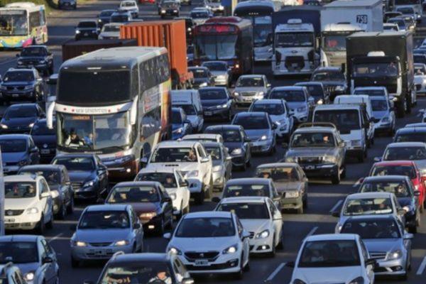 Éxodo por el fin de semana XXL: rutas y aeropuertos llenos