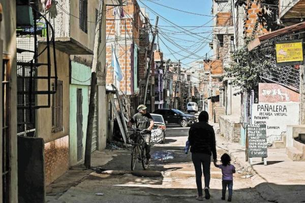 Según el INDEC, el costo de criar un hijo supera el ingreso de las familias pobres