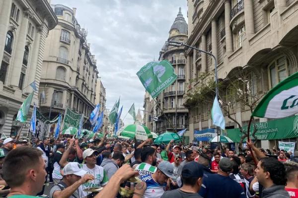 Camioneros advirtió que habrá paro si el lunes no pagan el aumento
