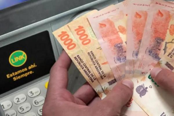 Salarios mostraron una caída del 18% real y especialistas advierten que es "la peor forma" de bajar la inflación