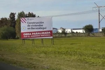 "Obra suspendida": Con carteles en obras públicas paralizadas, Kicillof advierte el impactó del ajuste de Milei 