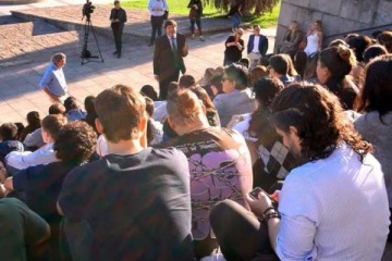 Profesores de la UBA dictan clases al aire libre para visibilizar el desfinanciamiento