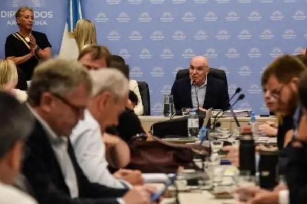 Diputados radicales insisten en la incorporación de los impuestos a los cigarrillos en el capítulo fiscal