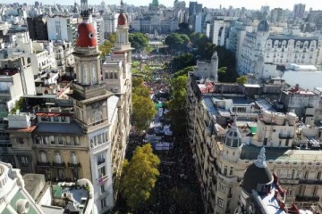 Columnas masivas de estudiantes y docentes universitarios comienzan a llegar a Plaza de Mayo