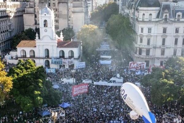 "No estamos dispuestos a resignar nuestro futuro", dijo la titular de la FUA