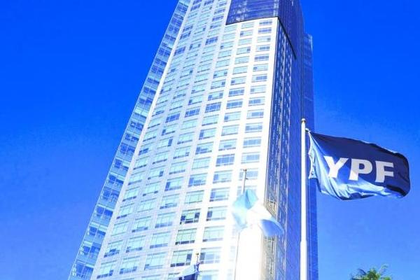 El gobierno de Milei dio el OK para que los directivos de YPF cobren 70 millones de pesos