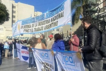 Empresarios PyME  protestan frente al Congreso en contra del RIGI