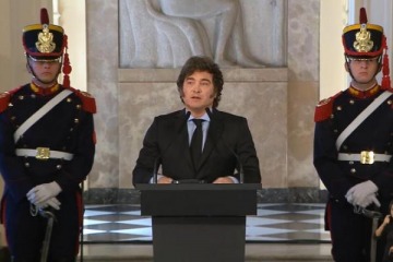 Milei lloró al inaugurar el busto de Menem en Casa Rosada: "Fue el mejor presidente de la historia argentina"