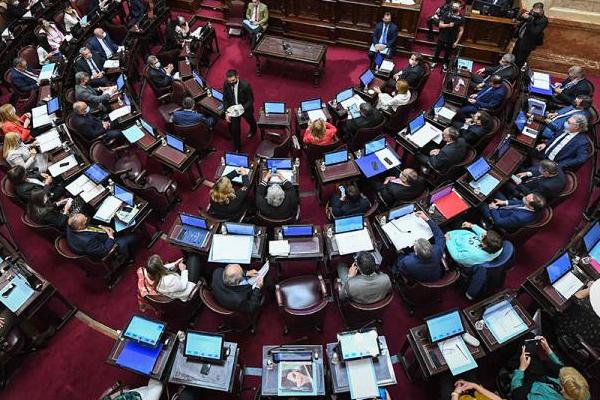 Ley Bases y paquete fiscal: qué dice el dictamen del Senado y quiénes ayudaron al oficialismo