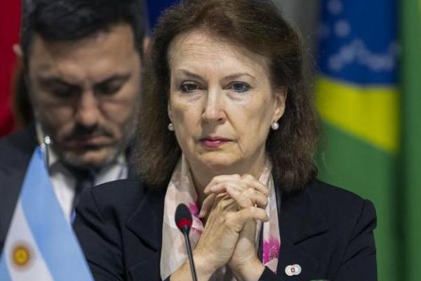 Milei tuvo que salir a desmentir los rumores sobre la salida de Mondino y la tildó como "todo lo que está bien"