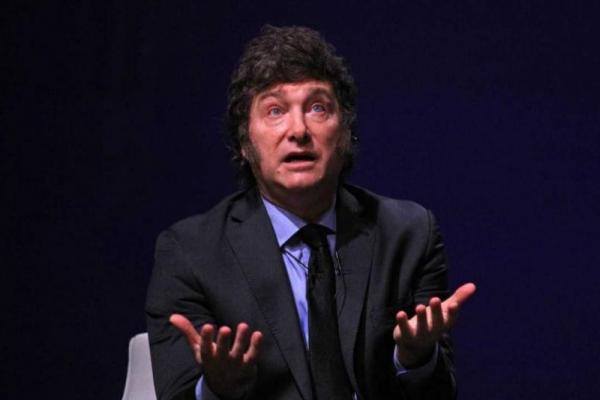 Milei recaudó $855.000 millones del impuesto PAIS destinados a obras, pero las congeló y convirtió los fondos en "superávit fiscal"