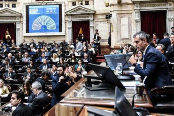 Diputados emitió dictamen y la Ley Bases se tratará el jueves en el Congreso