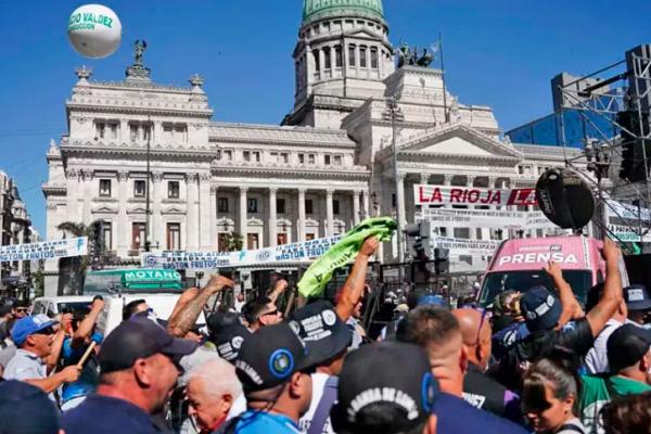Ley Bases y paquete fiscal: los gremios marchan al Congreso en rechazo de ambos proyectos
