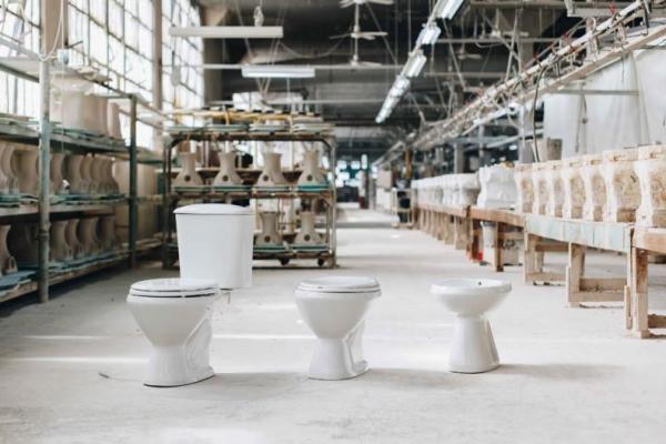 Grave: la mayor fábrica sanitarios paraliza su producción, cierra un mes su planta y echa trabajadores