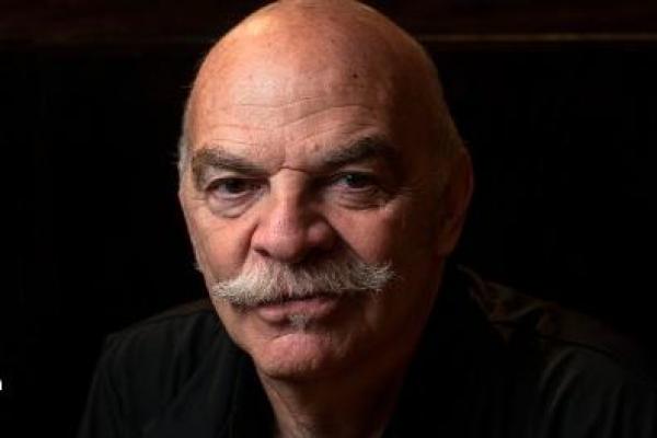 "Facista y gagá":el duro cruce entre Caparrós y el biografo condecendiente de Javier Milei