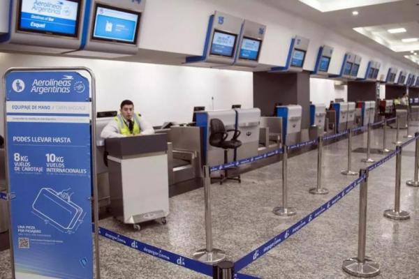 Tras la desregulación del Gobierno, alertan por un paro de pilotos que podría derivar en cancelaciones de vuelos