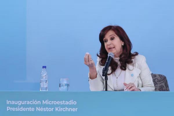 "Deje de volver locos a sus seguidores y dígales la verdad de la milanesa": Cristina Kirchner criticó con ironía a Milei por cambios en el MULC