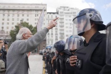 El Gobierno ofrece una recompensa de 10 millones de pesos para identificar a los barrabravas que "promovieron disturbios" en el Congreso