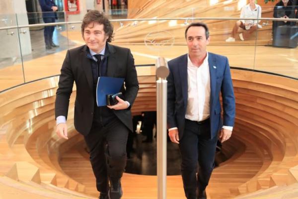 Milei le dio una paritaria de 30% a Mercado Libre con las exenciones fiscales tech el mismo día que reprimió jubilados