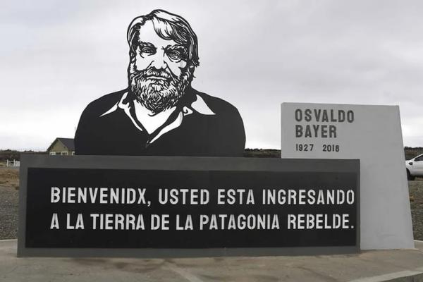 El Gobierno avanza con su negacionismo y ordenó demoler un monumento a Osvaldo Bayer