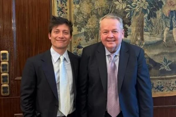 El principal asesor de Trump se reunió con Santiago Caputo y avanzan en un acuerdo de libre comercio con EEUU