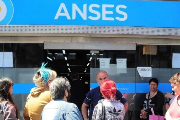 El Gobierno estableció un aumento del 2,4% para las asignaciones familiares