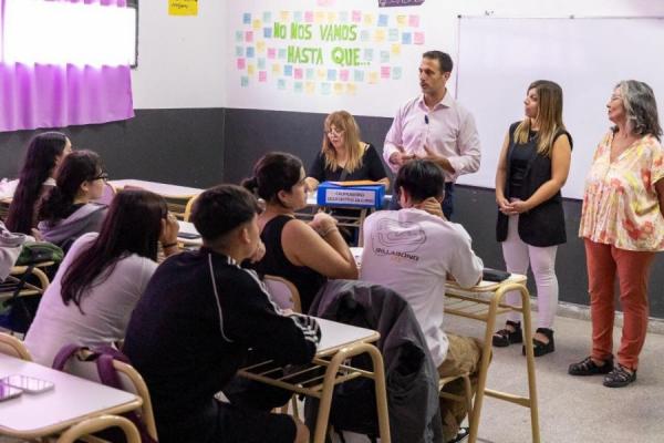 Julián Álvarez recorrió la Escuela Secundaria N° 11 de Monte Chingolo