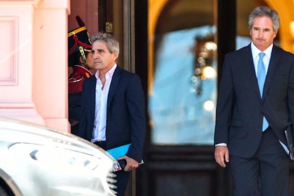 En un intento de llevar tranquilidad a los mercados, Caputo aseguró que "el dólar no se va a disparar de ninguna manera"