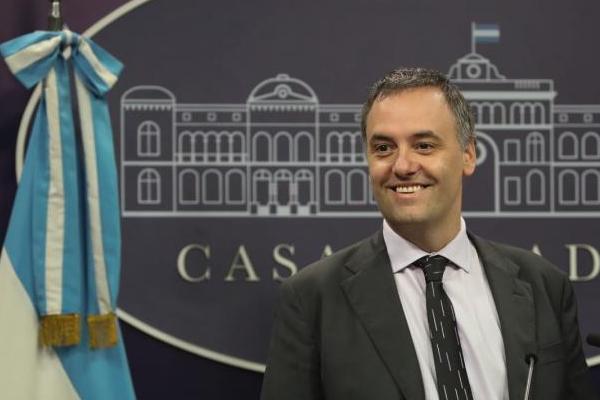 "Saluden al Riesgo País que se va": el tuit de Manuel Adorni que envejeció mal