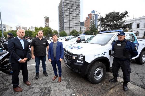 Kicillof entregó patrulleros y motos en La Plata para reforzar la seguridad local