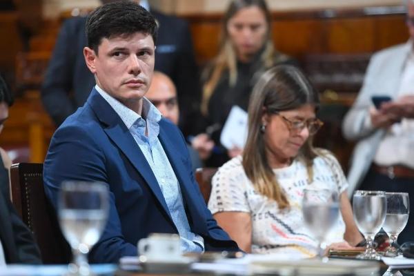 Tras el escándalo cripto, un senador de La Libertad Avanza propone educación financiera obligatoria en escuelas secundarias