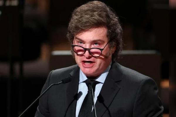 Milei arremetió en redes contra periodistas en pleno luto por Francisco