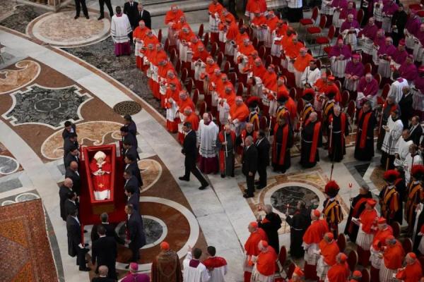 Miles de fieles se congregan para despedir al papa Francisco en la Basílica de San Pedro