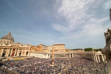 Foto de A Milei no le importa: tras la queja de Novaresio, una agencia le consigui pasajes a la familia de Francisco
