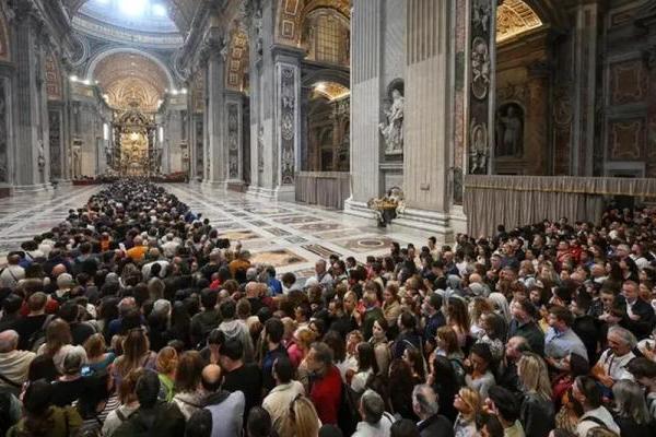 Más de 100.000 fieles ya despidieron al Papa Francisco en el Vaticano