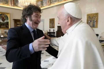 Foto de Argentinos en Italia repudian la llegada de Milei a Italia para asistir al funeral del Papa Francisco