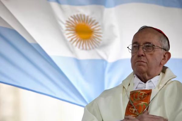 Bergoglio y Francisco, la unidad imposible que fue real: una figura que logró "conmover" a todo el espectro político