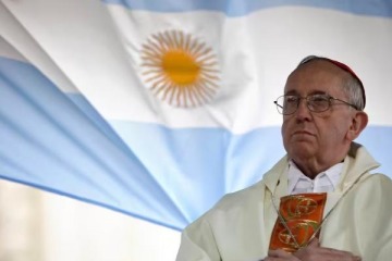 Foto de Bergoglio y Francisco, la unidad imposible que fue real: una figura que logr "conmover" a todo el espectro poltico 