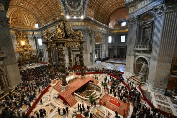 Más de 90 mil fieles ya despidieron al Papa Francisco en el segundo día de funeral