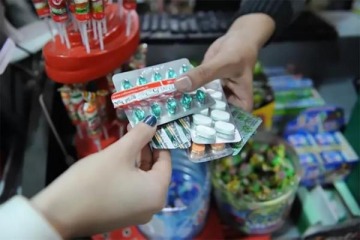La Justicia falló contra un DNU de Milei: prohibió la venta de medicamentos fuera de farmacias