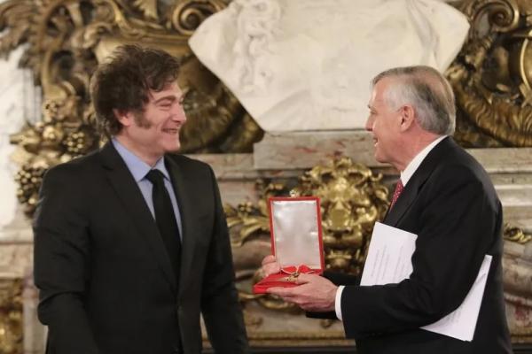 Javier Milei condecoró a Huerta de Soto en Casa Rosada