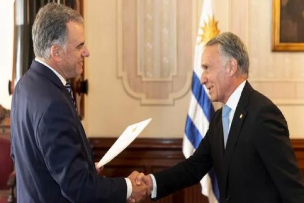 Yamandú Orsi recibió las cartas credenciales del nuevo embajador argentino