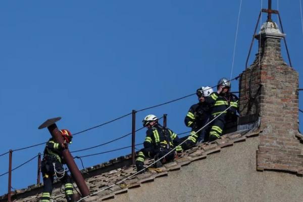 El Vaticano instaló la chimenea que anunciará al sucesor del papa Francisco