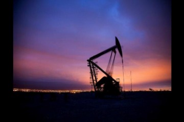 Otra señal de alivio: el barril cae por debajo de los USD 8239;60 y vuelve a abrir la discusión sobre el precio de la nafta