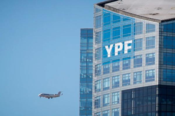 Baja del petróleo: mientras la región reduce los precios hasta 20 por ciento, Milei se limita al 4%