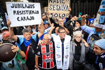 En una nueva marcha de los jubilados, la Policía reprimió a manifestantes y hasta hirió al Padre "Paco" Olveira