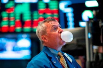 Los bonos en dólares y las acciones argentinas siguen en racha: el Riesgo País baja los 700 puntos