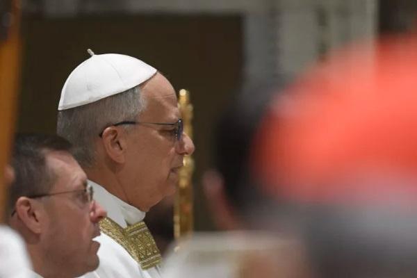 Los gestos de León XIV: zapatos negros, báculo de Ratzinger y dos mujeres lectoras