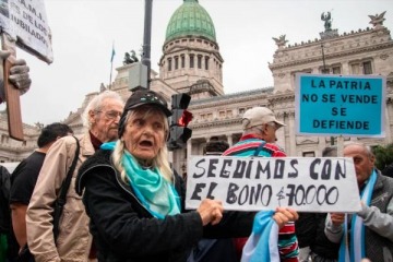 Otra vez represión: en la marcha de los jubilados frente al Congreso, la Policía de Bullrich volvió a pegar